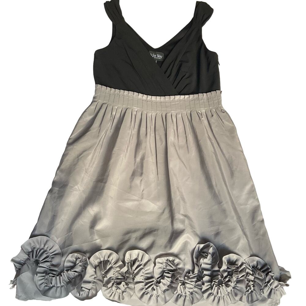 Night Way Women’s V-neck Cocktail Dress size 6, Black & Gray, Flowers Detail